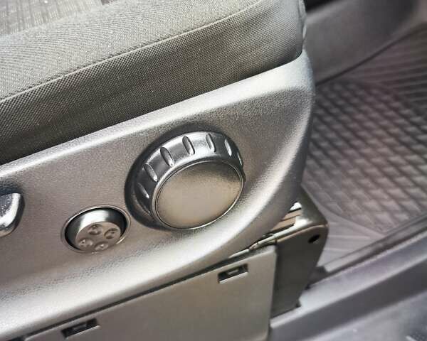 Синій Мерседес Віто, об'ємом двигуна 2.2 л та пробігом 200 тис. км за 33888 $, фото 79 на Automoto.ua