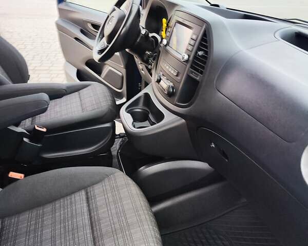 Синій Мерседес Віто, об'ємом двигуна 2.2 л та пробігом 200 тис. км за 33888 $, фото 77 на Automoto.ua