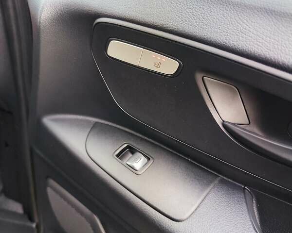 Синій Мерседес Віто, об'ємом двигуна 2.2 л та пробігом 200 тис. км за 33888 $, фото 76 на Automoto.ua