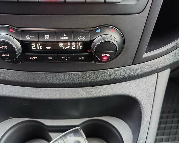 Синій Мерседес Віто, об'ємом двигуна 2.2 л та пробігом 200 тис. км за 33888 $, фото 54 на Automoto.ua