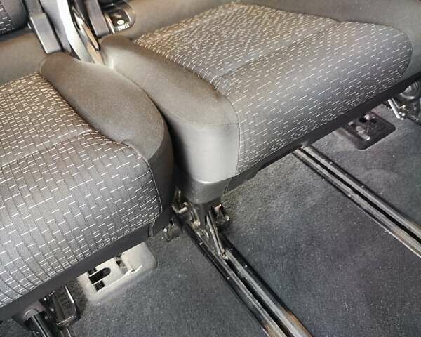 Синій Мерседес Віто, об'ємом двигуна 2.2 л та пробігом 200 тис. км за 33888 $, фото 106 на Automoto.ua