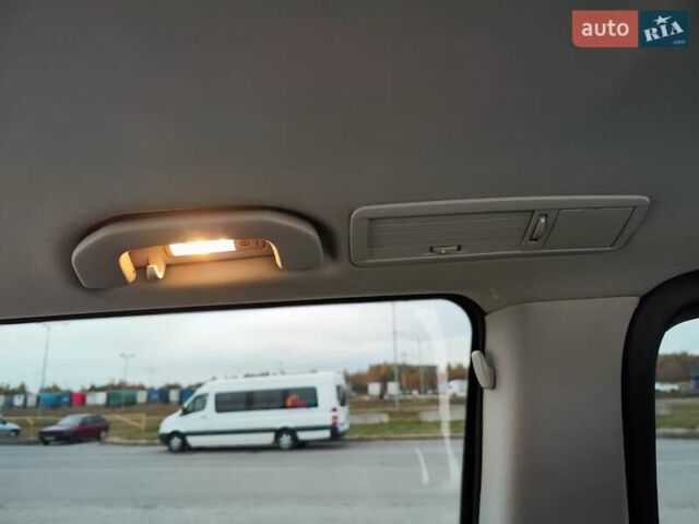 Синій Мерседес Віто, об'ємом двигуна 2.2 л та пробігом 200 тис. км за 33888 $, фото 101 на Automoto.ua