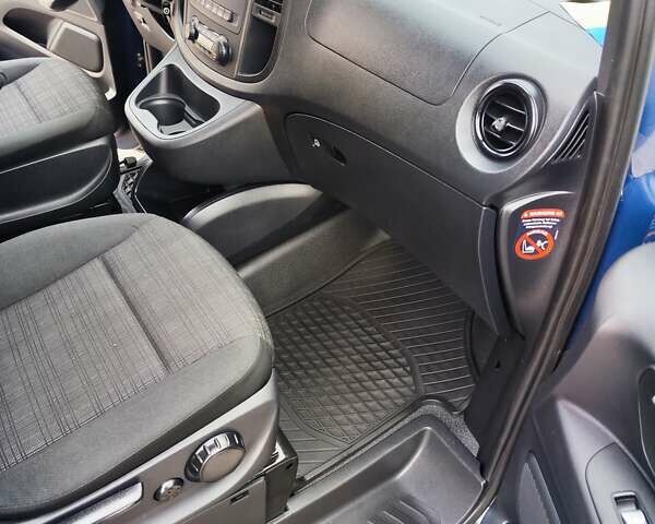 Синій Мерседес Віто, об'ємом двигуна 2.2 л та пробігом 200 тис. км за 33888 $, фото 81 на Automoto.ua