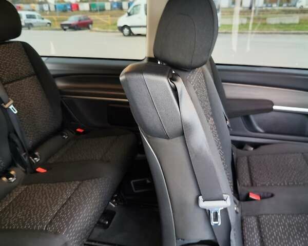 Синій Мерседес Віто, об'ємом двигуна 2.2 л та пробігом 200 тис. км за 33888 $, фото 90 на Automoto.ua