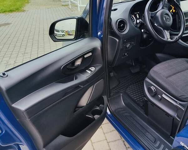 Синій Мерседес Віто, об'ємом двигуна 2.2 л та пробігом 200 тис. км за 33888 $, фото 70 на Automoto.ua
