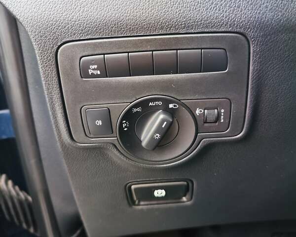 Синій Мерседес Віто, об'ємом двигуна 2.2 л та пробігом 200 тис. км за 33888 $, фото 61 на Automoto.ua