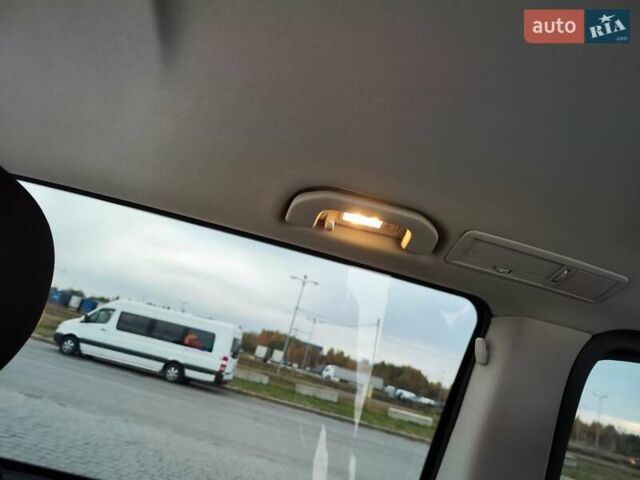 Синій Мерседес Віто, об'ємом двигуна 2.2 л та пробігом 200 тис. км за 33888 $, фото 100 на Automoto.ua