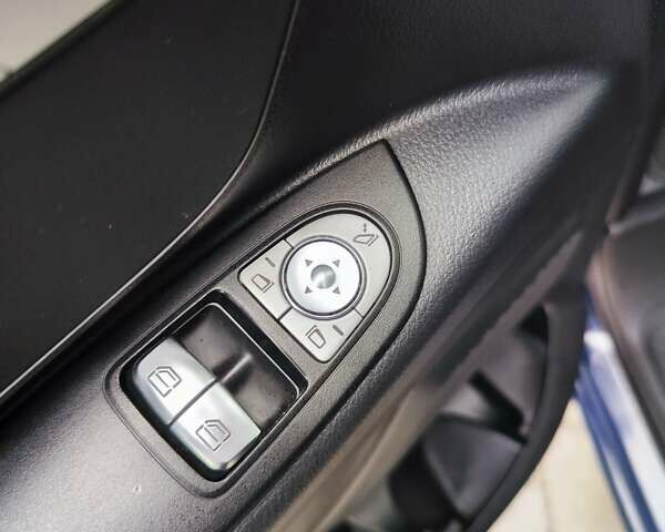 Синій Мерседес Віто, об'ємом двигуна 2.2 л та пробігом 200 тис. км за 33888 $, фото 63 на Automoto.ua