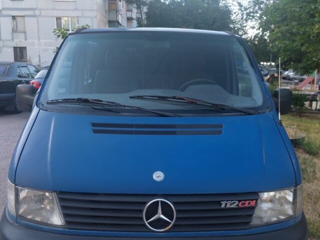 Синий Мерседес Вито, объемом двигателя 2.1 л и пробегом 339 тыс. км за 4500 $, фото 1 на Automoto.ua
