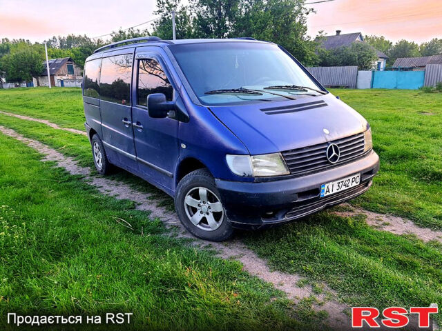 Синий Мерседес Вито, объемом двигателя 2.2 л и пробегом 250 тыс. км за 3333 $, фото 1 на Automoto.ua