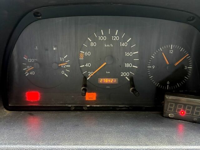 Зеленый Мерседес Вито, объемом двигателя 2.3 л и пробегом 277 тыс. км за 3550 $, фото 3 на Automoto.ua