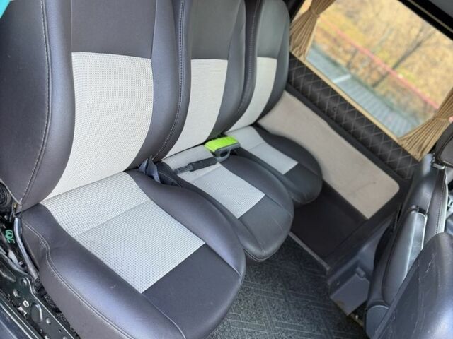 Зеленый Мерседес Вито, объемом двигателя 2.2 л и пробегом 285 тыс. км за 10500 $, фото 5 на Automoto.ua