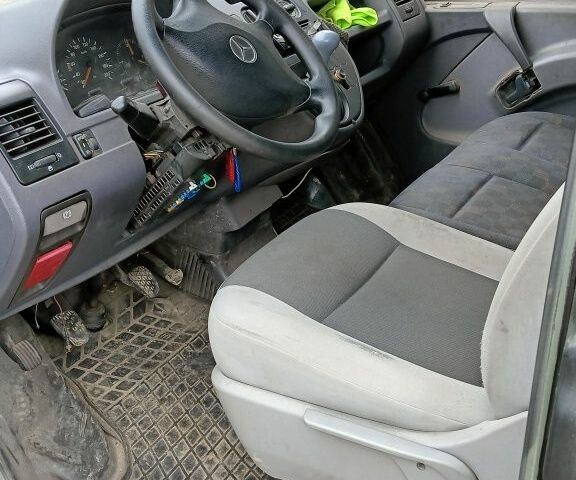 Зеленый Мерседес Вито, объемом двигателя 2.3 л и пробегом 300 тыс. км за 2200 $, фото 6 на Automoto.ua