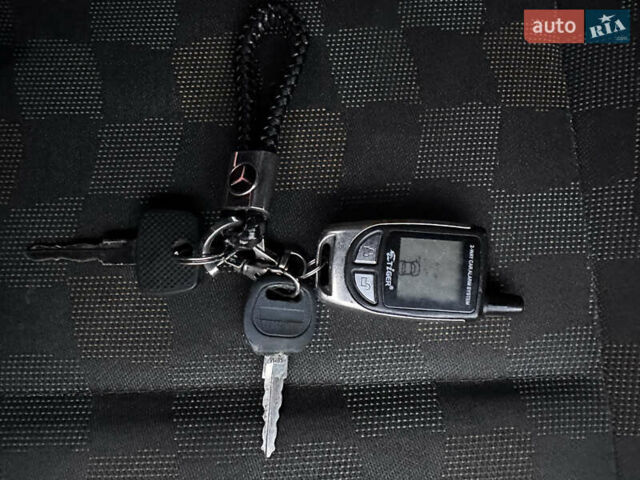 Зеленый Мерседес Вито, объемом двигателя 2.15 л и пробегом 432 тыс. км за 3500 $, фото 24 на Automoto.ua