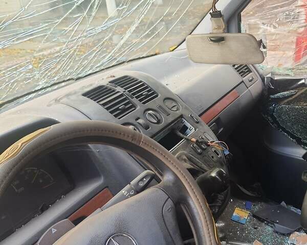 Зеленый Мерседес Вито, объемом двигателя 2.15 л и пробегом 368 тыс. км за 1700 $, фото 10 на Automoto.ua