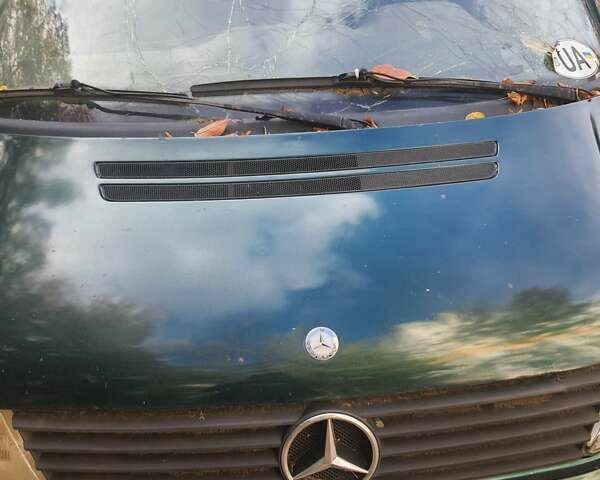 Зеленый Мерседес Вито, объемом двигателя 2.15 л и пробегом 368 тыс. км за 1700 $, фото 1 на Automoto.ua