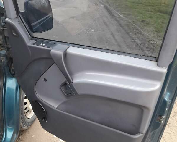 Зеленый Мерседес Вито, объемом двигателя 2.15 л и пробегом 270 тыс. км за 4500 $, фото 3 на Automoto.ua
