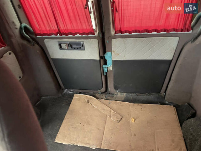 Зеленый Мерседес Вито, объемом двигателя 2.15 л и пробегом 500 тыс. км за 3000 $, фото 4 на Automoto.ua