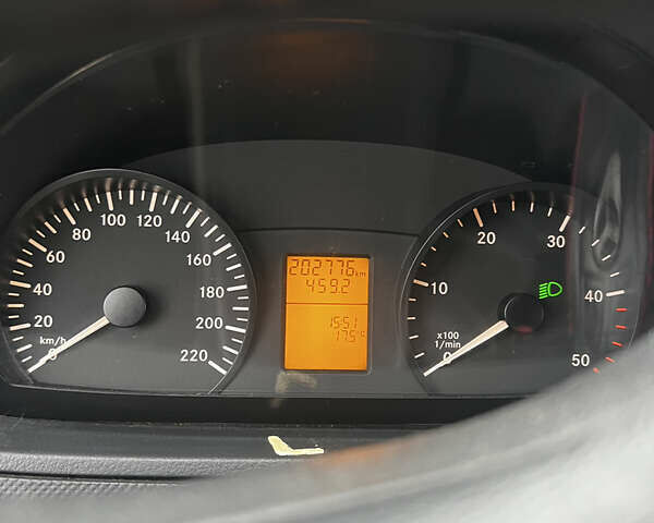 Зеленый Мерседес Вито, объемом двигателя 2.1 л и пробегом 203 тыс. км за 13500 $, фото 6 на Automoto.ua