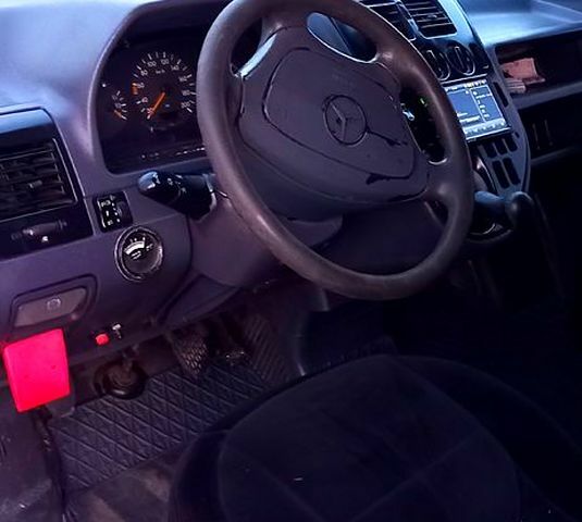 Зеленый Мерседес Вито, объемом двигателя 2.3 л и пробегом 300 тыс. км за 3200 $, фото 2 на Automoto.ua
