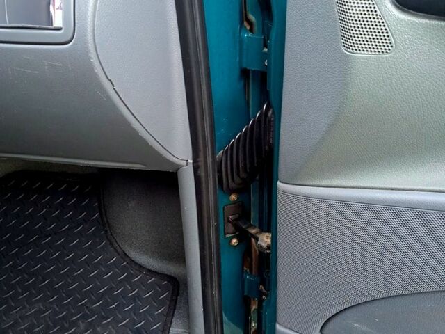 Зеленый Мерседес Вито, объемом двигателя 2.1 л и пробегом 186 тыс. км за 9900 $, фото 6 на Automoto.ua