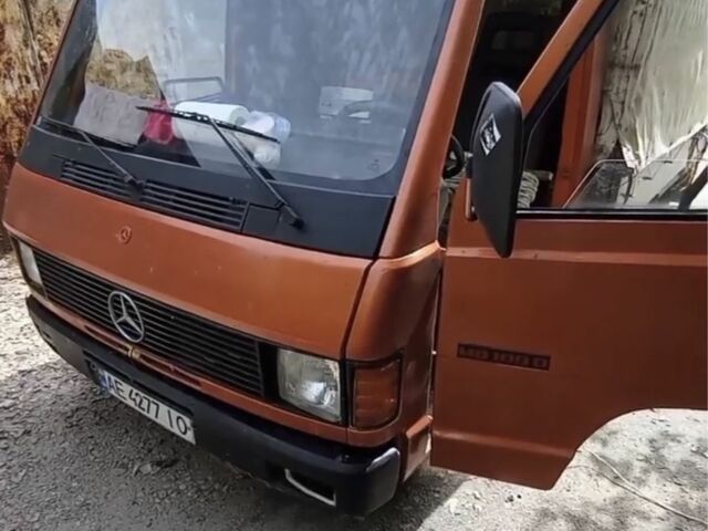 Оранжевый Мерседес Вито, объемом двигателя 2.4 л и пробегом 400 тыс. км за 2024 $, фото 1 на Automoto.ua