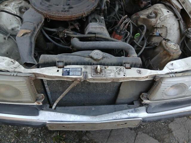 Белый Мерседес В123, объемом двигателя 2 л и пробегом 230 тыс. км за 900 $, фото 7 на Automoto.ua