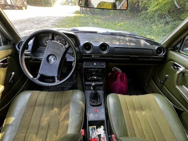 Белый Мерседес В123, объемом двигателя 2 л и пробегом 330 тыс. км за 1600 $, фото 7 на Automoto.ua