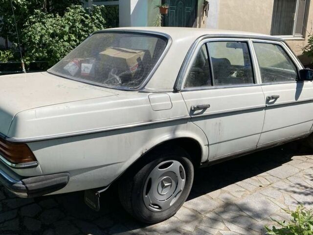 Белый Мерседес В123, объемом двигателя 2 л и пробегом 111 тыс. км за 1000 $, фото 2 на Automoto.ua