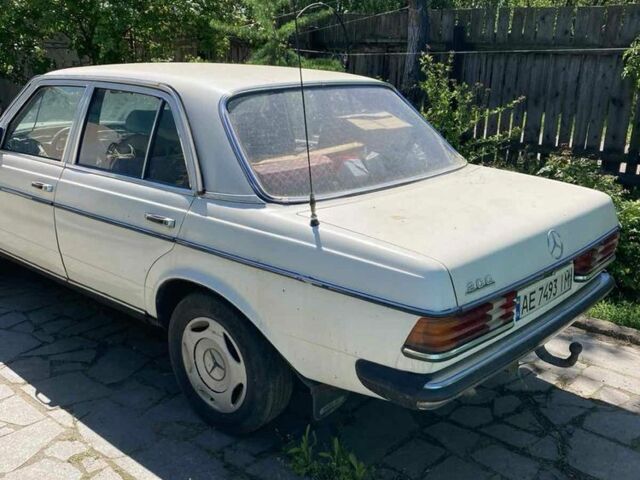 Белый Мерседес В123, объемом двигателя 2 л и пробегом 111 тыс. км за 1000 $, фото 1 на Automoto.ua