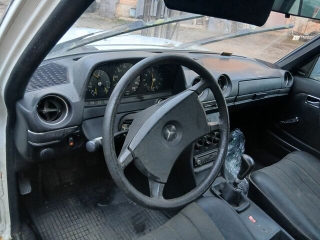 Белый Мерседес В123, объемом двигателя 2 л и пробегом 230 тыс. км за 900 $, фото 5 на Automoto.ua