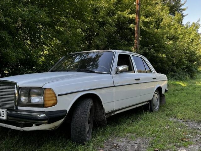 Белый Мерседес В123, объемом двигателя 2 л и пробегом 330 тыс. км за 1600 $, фото 4 на Automoto.ua