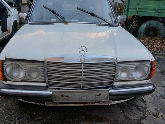 Белый Мерседес В123, объемом двигателя 2 л и пробегом 230 тыс. км за 900 $, фото 2 на Automoto.ua