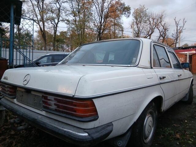 Белый Мерседес В123, объемом двигателя 2 л и пробегом 230 тыс. км за 900 $, фото 3 на Automoto.ua