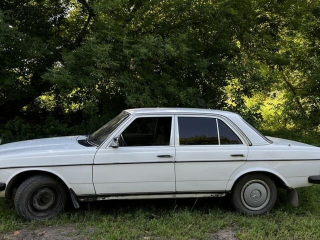 Белый Мерседес В123, объемом двигателя 2 л и пробегом 330 тыс. км за 1600 $, фото 3 на Automoto.ua