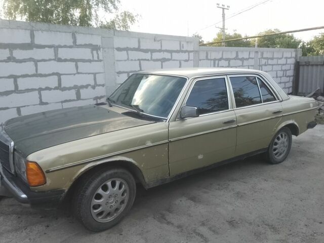 Бежевий Мерседес В123, об'ємом двигуна 0 л та пробігом 3 тис. км за 1500 $, фото 1 на Automoto.ua