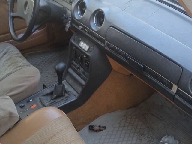 Бежевый Мерседес В123, объемом двигателя 2.3 л и пробегом 300 тыс. км за 1188 $, фото 7 на Automoto.ua