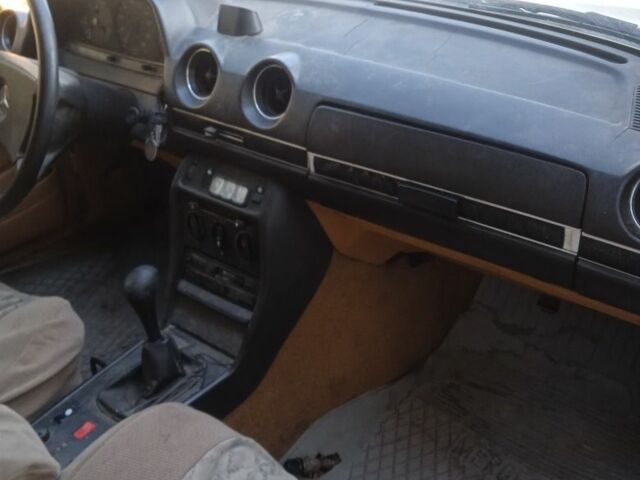 Бежевый Мерседес В123, объемом двигателя 2.3 л и пробегом 300 тыс. км за 1188 $, фото 5 на Automoto.ua