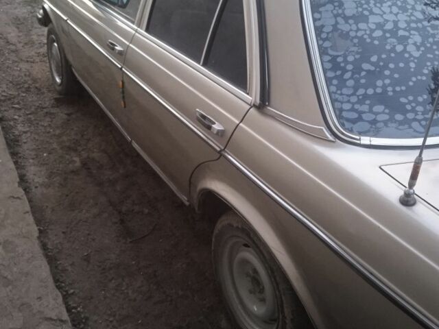 Бежевый Мерседес В123, объемом двигателя 2.3 л и пробегом 300 тыс. км за 1188 $, фото 2 на Automoto.ua