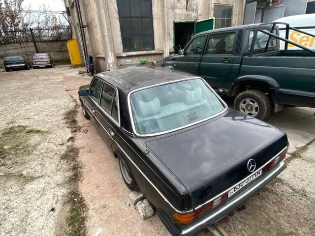Черный Мерседес В123, объемом двигателя 2.5 л и пробегом 300 тыс. км за 999 $, фото 2 на Automoto.ua