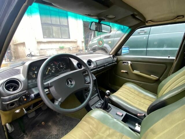Черный Мерседес В123, объемом двигателя 2.5 л и пробегом 300 тыс. км за 999 $, фото 6 на Automoto.ua
