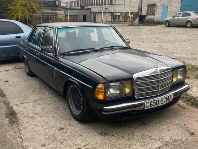 Черный Мерседес В123, объемом двигателя 2.5 л и пробегом 300 тыс. км за 999 $, фото 4 на Automoto.ua