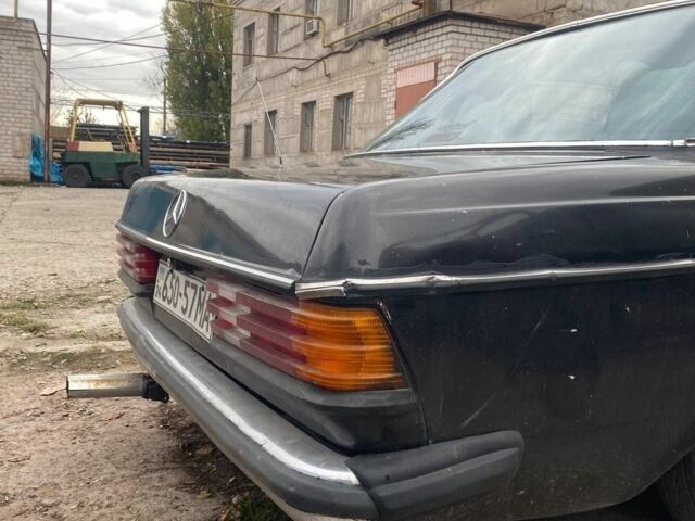 Черный Мерседес В123, объемом двигателя 2.5 л и пробегом 300 тыс. км за 999 $, фото 3 на Automoto.ua