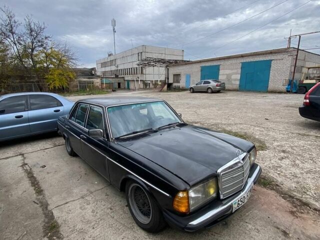 Черный Мерседес В123, объемом двигателя 2.5 л и пробегом 300 тыс. км за 999 $, фото 7 на Automoto.ua
