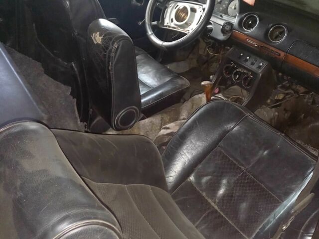 Красный Мерседес В123, объемом двигателя 2 л и пробегом 320 тыс. км за 827 $, фото 3 на Automoto.ua