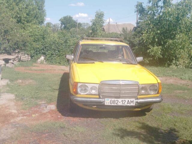 Желтый Мерседес В123, объемом двигателя 2 л и пробегом 300 тыс. км за 1000 $, фото 4 на Automoto.ua