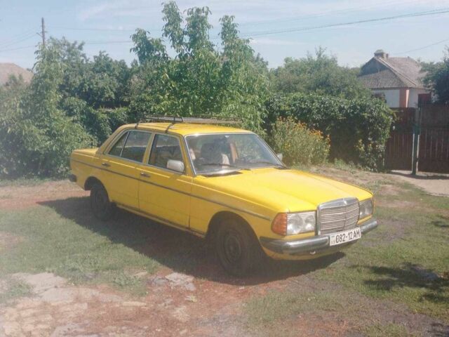 Желтый Мерседес В123, объемом двигателя 2 л и пробегом 300 тыс. км за 1000 $, фото 3 на Automoto.ua
