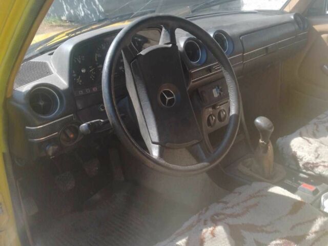 Желтый Мерседес В123, объемом двигателя 2 л и пробегом 300 тыс. км за 1000 $, фото 1 на Automoto.ua