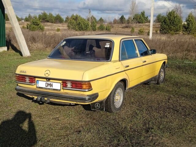Жовтий Мерседес В123, об'ємом двигуна 2.3 л та пробігом 167 тис. км за 1500 $, фото 4 на Automoto.ua