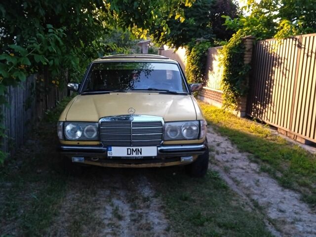 Жовтий Мерседес В123, об'ємом двигуна 2.3 л та пробігом 167 тис. км за 1500 $, фото 2 на Automoto.ua
